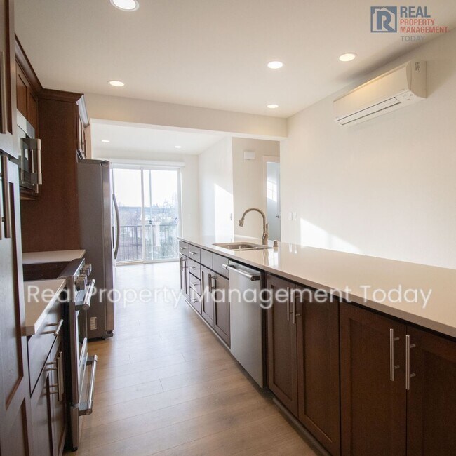 Foto del edificio - Beautiful 2 bed & 2.5 bath condo in Kent!!