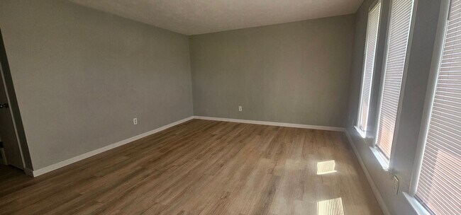 Foto del edificio - 2076 N Bilbrey Ln