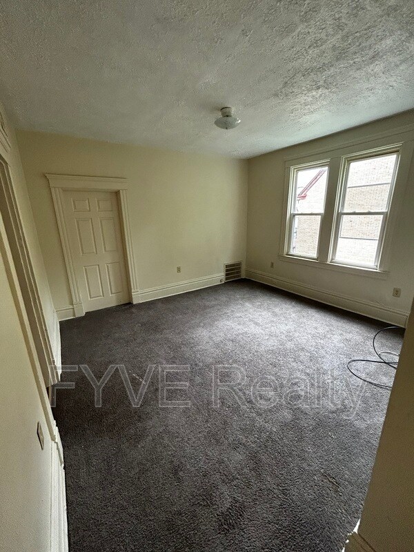 Foto del edificio - 105 E Meyers St 2nd Fl