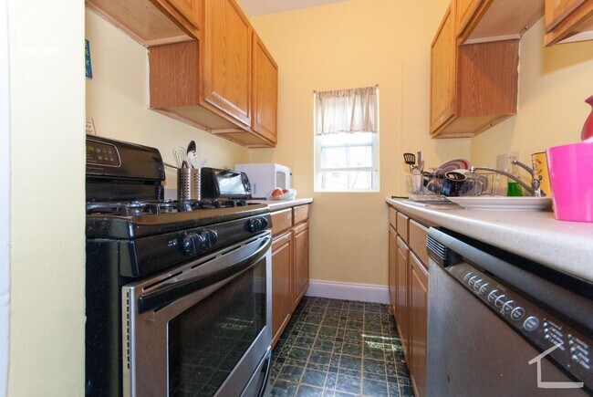 Foto del edificio - No Brokers Fee, Steps from the t, Heat, Hot Water Included, Parking for Rent, Laundry on a Site