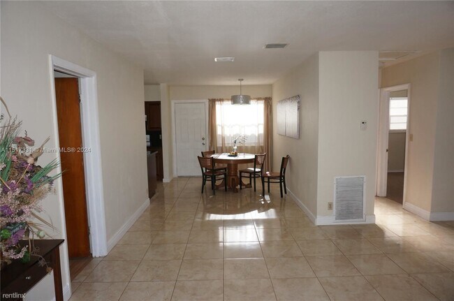 Building Photo - 4 br, 2 bath House - 4351 SW 18th St