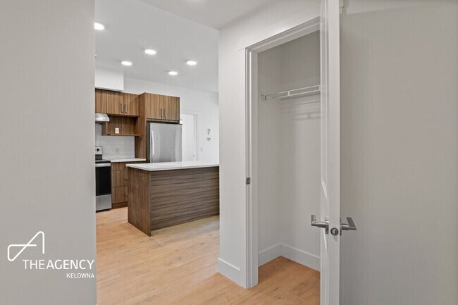 Photo du bâtiment - 1036 Coronation Ave
