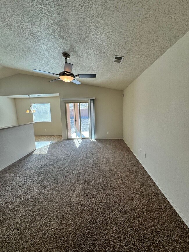 Building Photo - Cute 2 bed 2 bath home with office!
