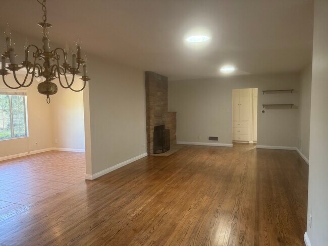 Sala de estar - 8552 Woodley Ave