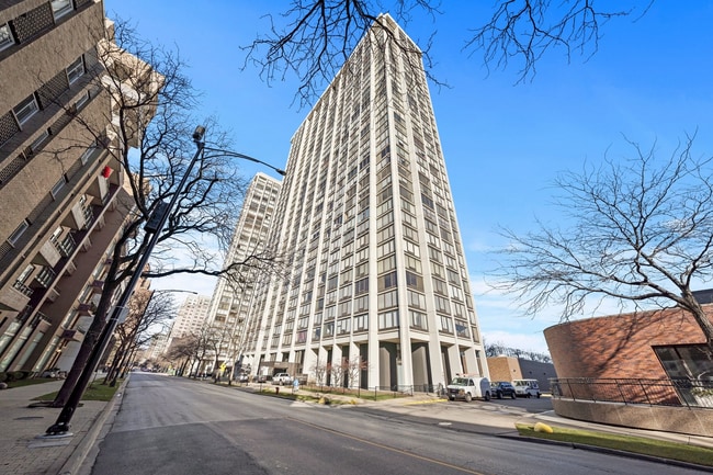 Building Photo - 5445 N Sheridan Rd