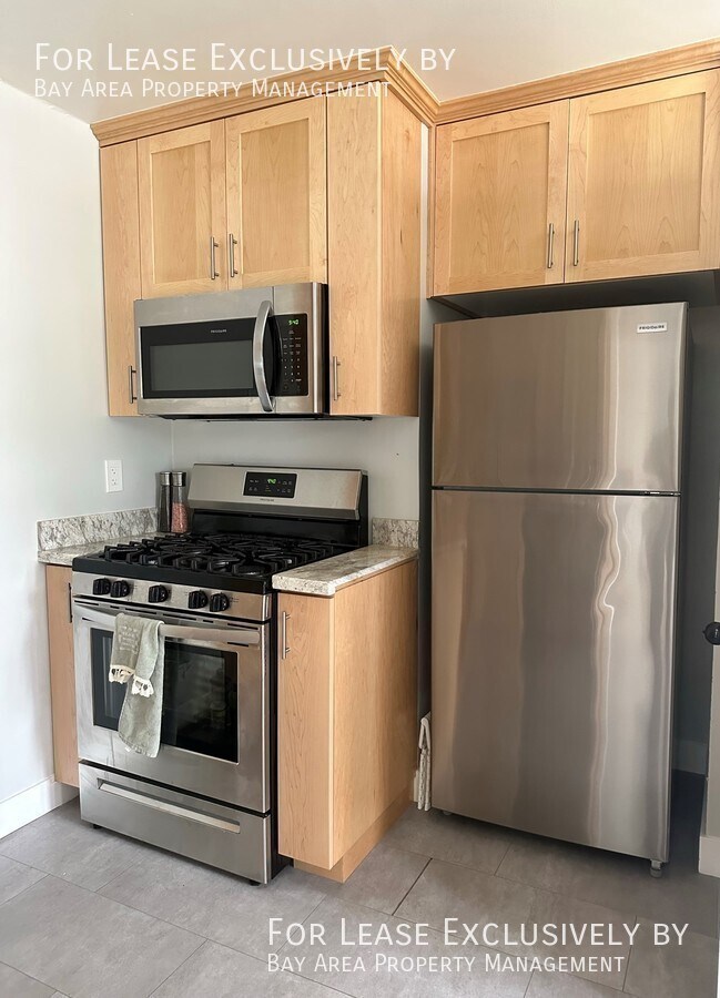 Building Photo - 2BR/1BA Home located on beautiful street n...