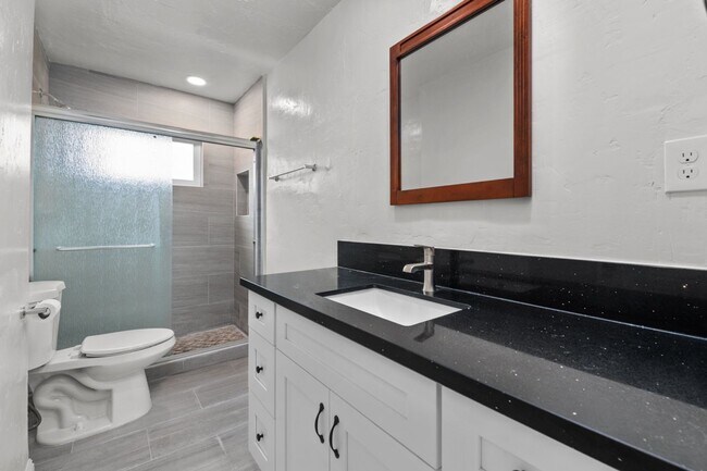 Foto del edificio - Attached garage!