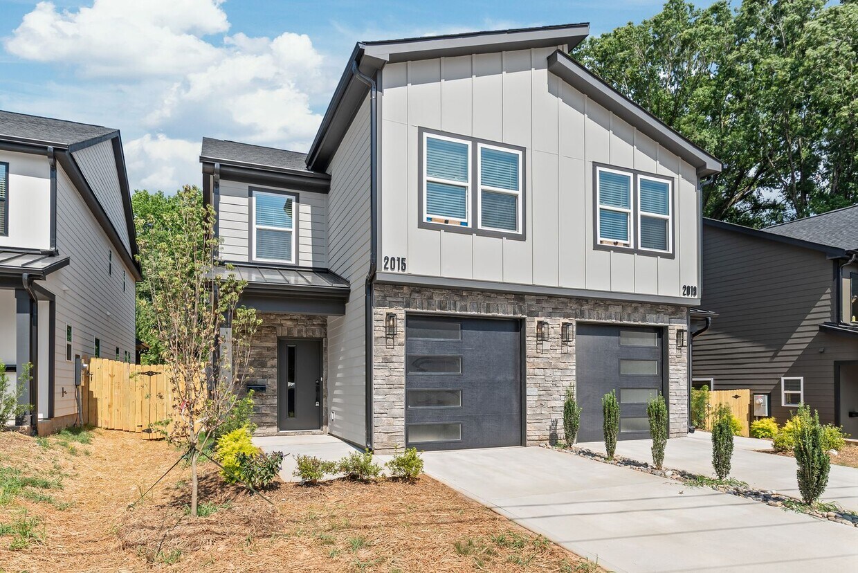 Foto principal - Move-in Ready Townhome in Westerly Hills