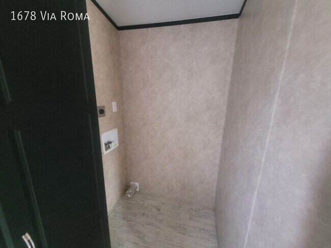Foto del edificio - 1678 Via Roma Dr