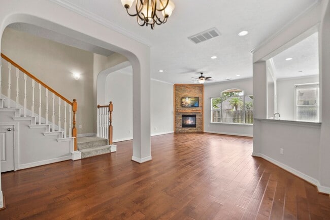 Building Photo - Well-Maintained 3-Bed Home with Lawn Care ...