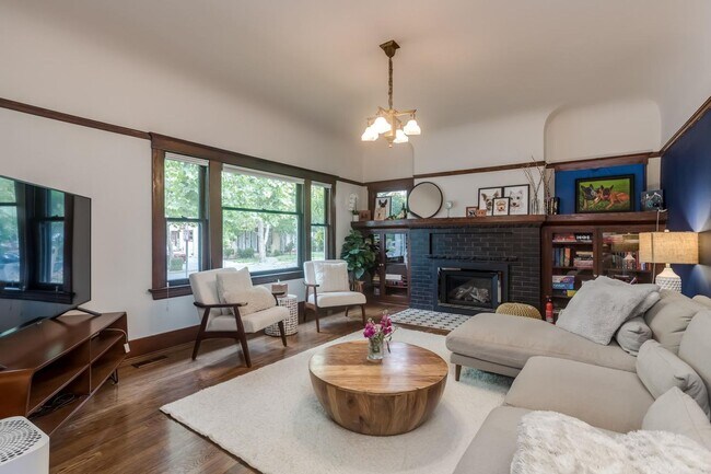 Foto del edificio - Charming Upgraded 2 Bedroom 2 Bath Rose Garden Home
