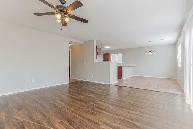 Building Photo - 1465 E Daniella Dr