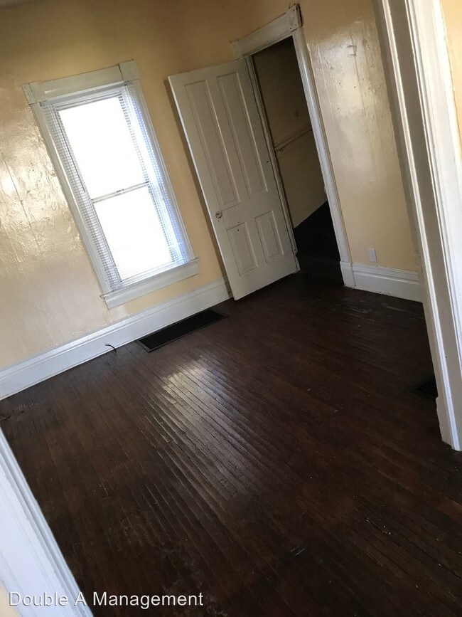 Building Photo - 4 br, 1 bath House - 527 Center St