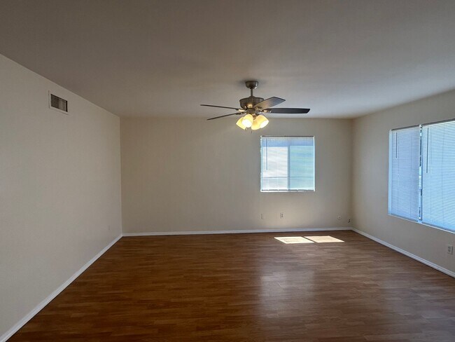 Building Photo - Spacious  4b bedroom house