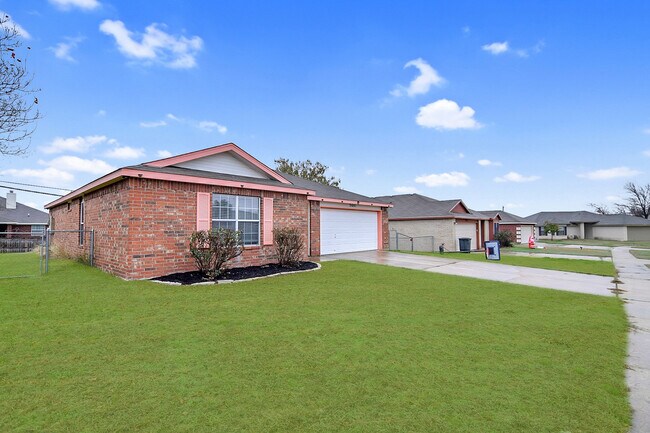 Building Photo - 2601 Thoroughbred Dr