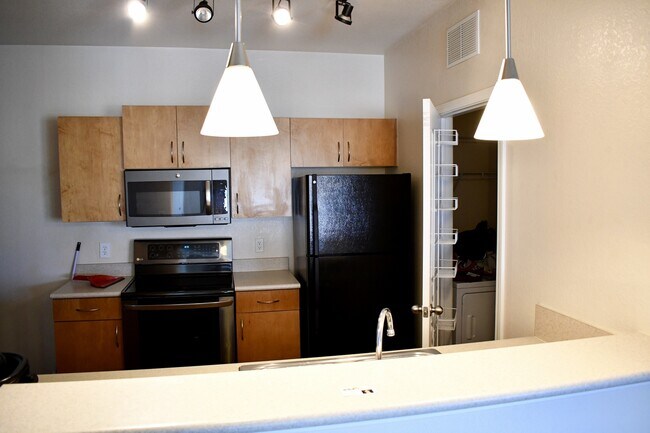 Foto del edificio - Gardens of Bridgehampton - 3 Bed - 3 Bath - Hardwood Laminate Floors