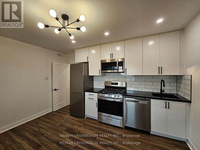 Building Photo - 2170B Dufferin St