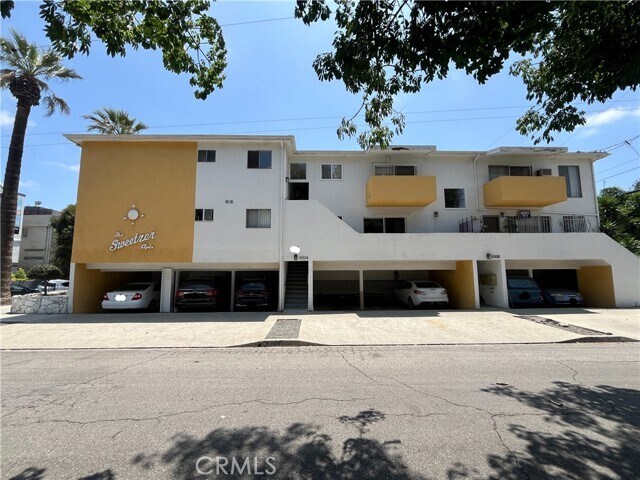 Foto del edificio - 8308 Clinton Ave