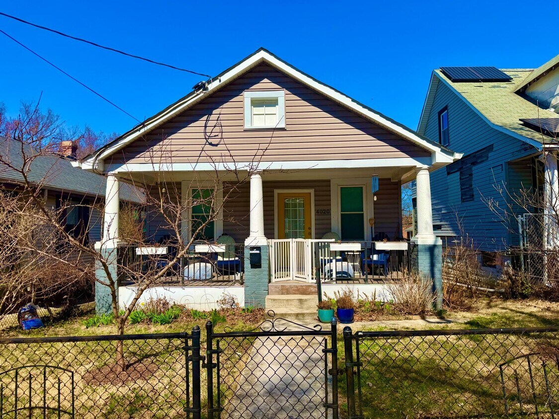 Beautiful Benning 3 Bedroom Renovated Bungalow Home with Yard, Parking, W/D. - Beautiful Benning 3 Bedroom Renovated Bungalow Home with Yard, Parking, W/D.