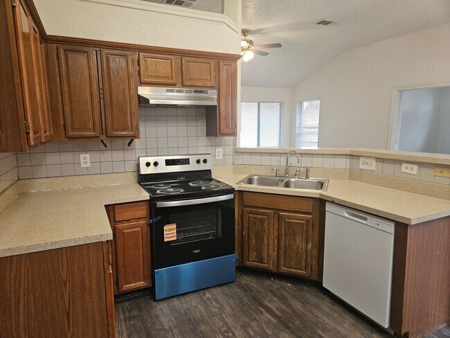 Building Photo - Nice single family in Grand Prairie with large, fenced back yard