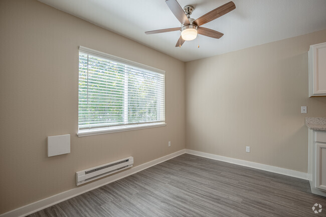 2BR, 2BA - 1052SF Dining Room - Hampshire Downs