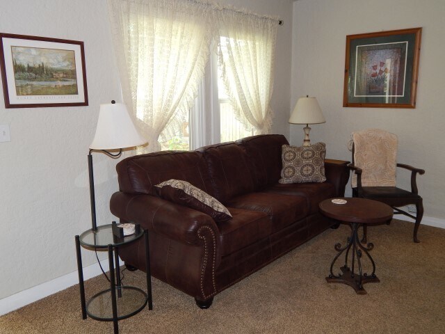 Building Photo - 2 bed/ 1 bath/ 1 car garage and storage in...