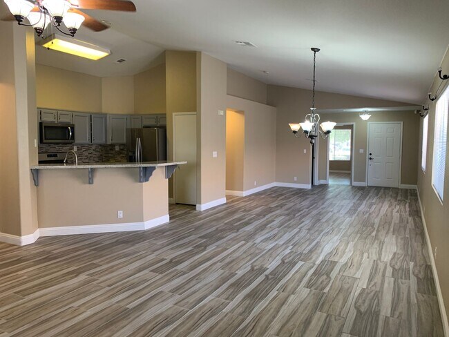 Foto del edificio - Single story 4br, 2bth, 2cg