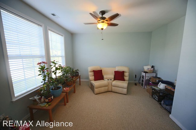 Building Photo - 2912 Sir Thomas Dr