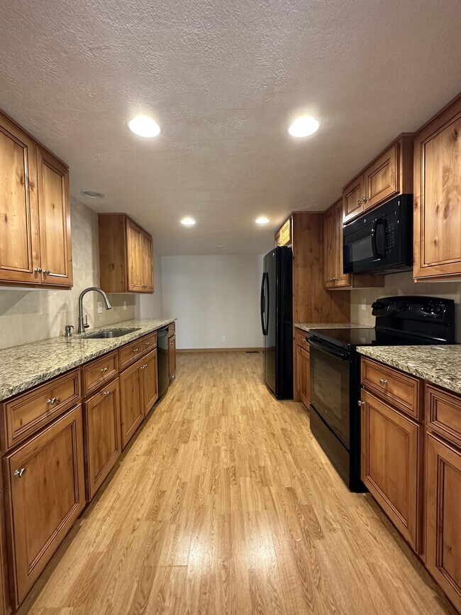 Building Photo - 2920 S Raindrop Dr