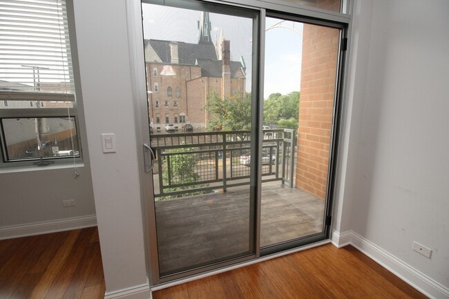 Building Photo - 1609 W Warren Blvd