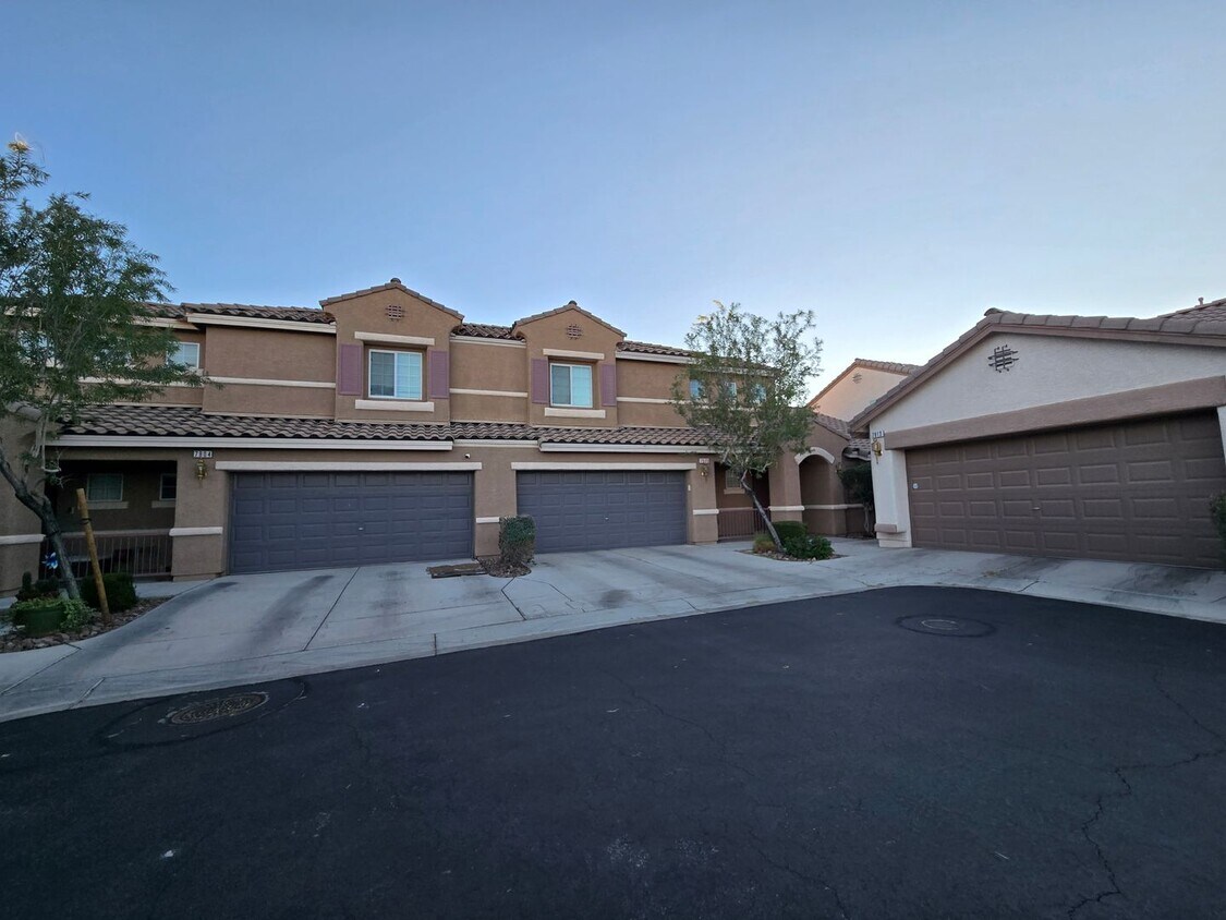Foto principal - A Fabulous 3 Bedroom, 2.5 Bathroom, 2 Car Garage Townhome in NW Las Vegas
