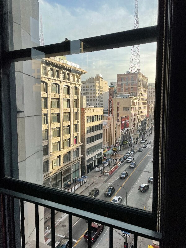 Foto del edificio - 315 W 5th St