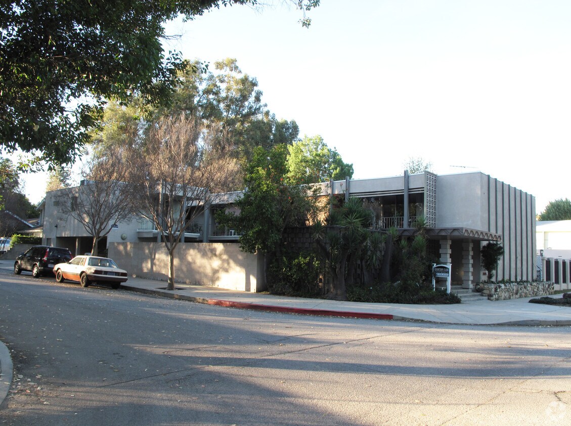 Building Photo - Country Club Apartments