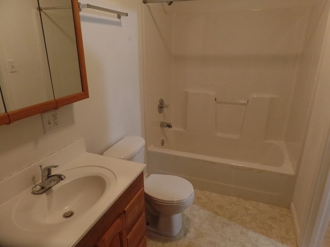 Building Photo - 2 Bedroom Duplex - North