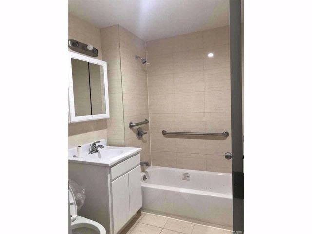 Foto del edificio - 42-10 164th St