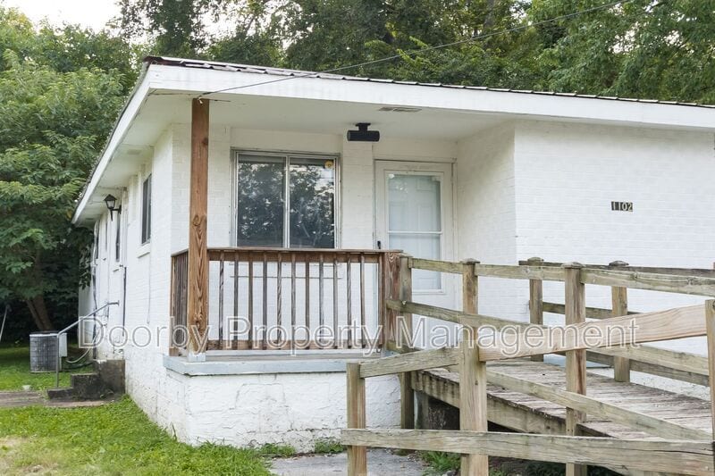 Primary Photo - 1102 N Hawthorne St