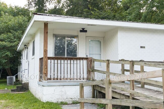 Building Photo - 1102 N Hawthorne St