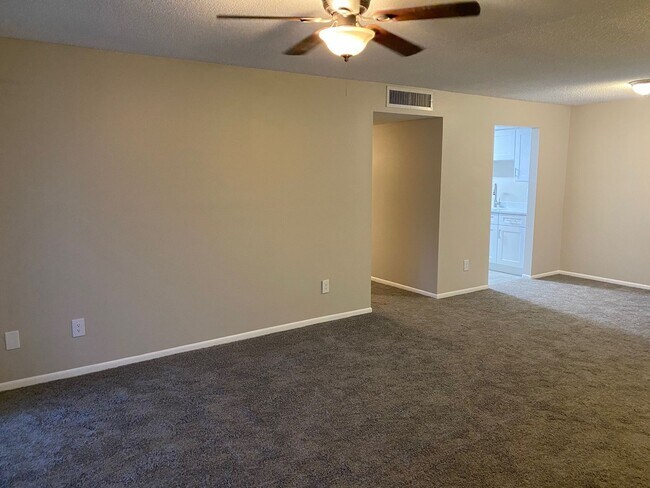 Foto del edificio - FABULOUS Remodeled 2 Bedroom/2 Bath Condo!...