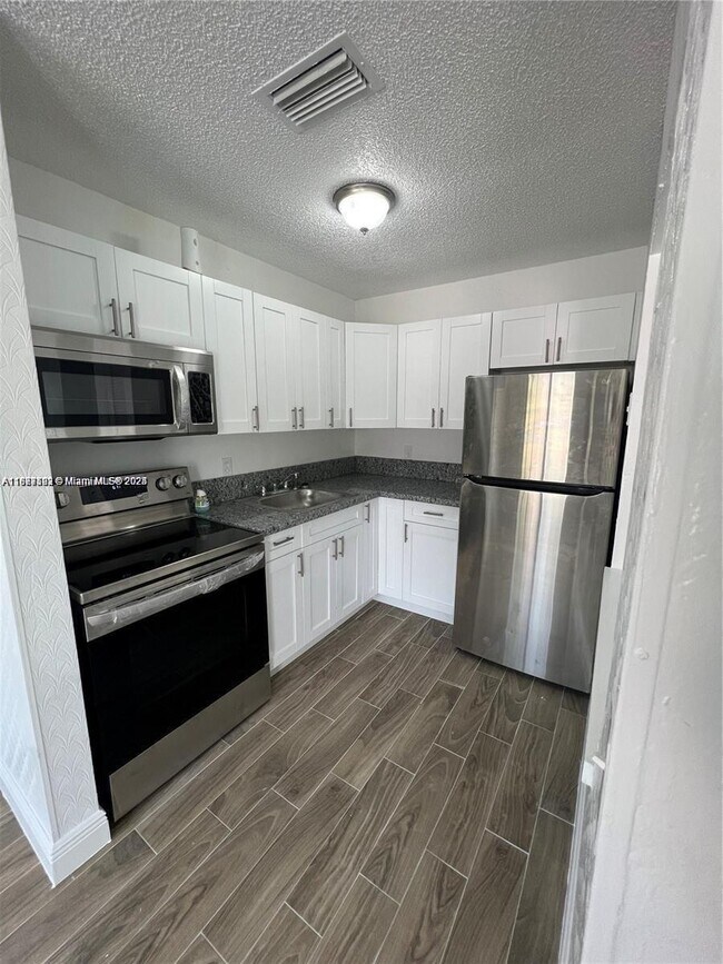 Building Photo - 840 SW 6th Ct