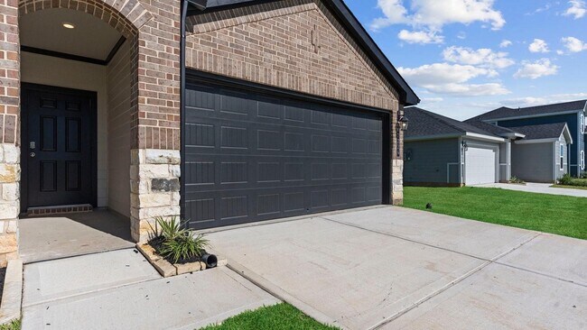 Building Photo - 5034 Balcolm Dr