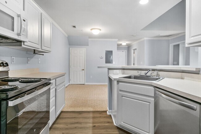 Building Photo - 2 Bed/2 Bath Plus Loft. Pet Friendly. Reserved Parking.