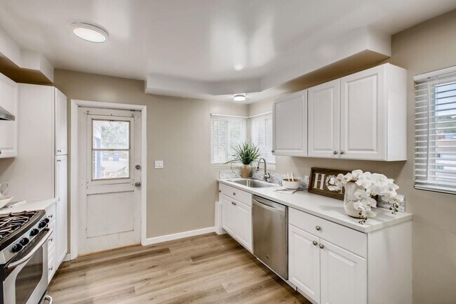 Foto del edificio - Renovated La Mesa home for rent with a lar...