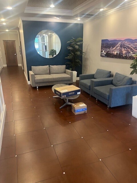 Foto del edificio - 230 E Broadway