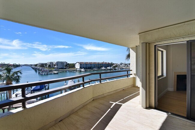 Foto del edificio - Gorgeous Updated Tierra Verde Annual Unfurnished Waterfront Condo 2/2 w/Garage
