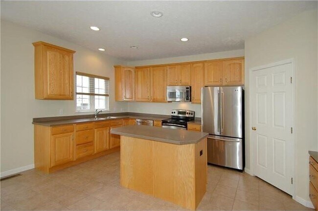 Building Photo - 208 Village Pl