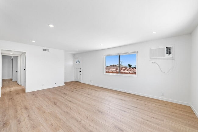 Building Photo - 223 Avenida Victoria