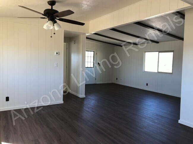 Foto del edificio - SPACIOUS THREE BEDROOM