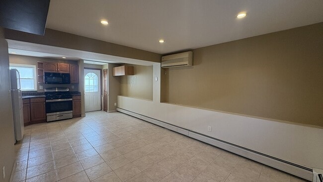 Building Photo - 86 Notre Dame Ave