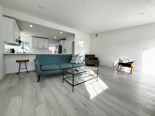 Building Photo - AVAILABLE NOW! GORGEOUS 2 BED/ 2 BATH POOL...