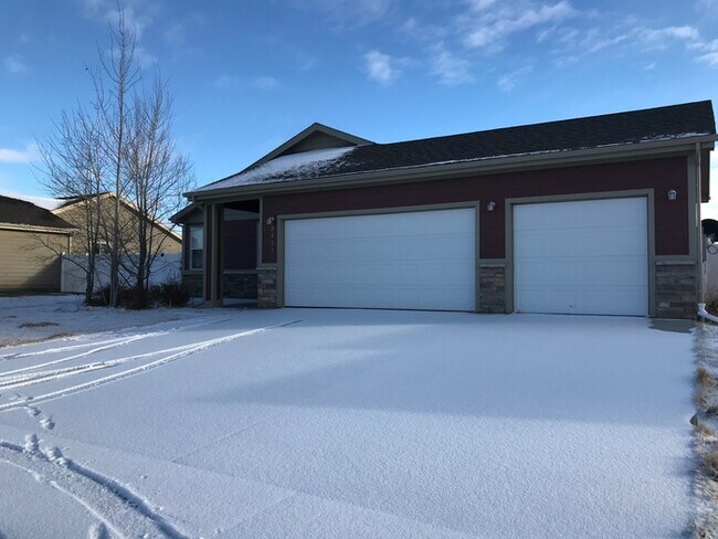 Building Photo - 3 bed, 2 bed home with a 3 car garage